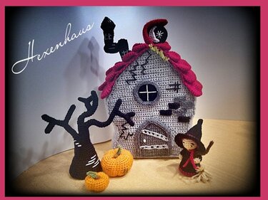 Gehäkeltes Hexenhaus-Amigurumi mit Kürbissen, schwarzem Baum und kleiner Hexe