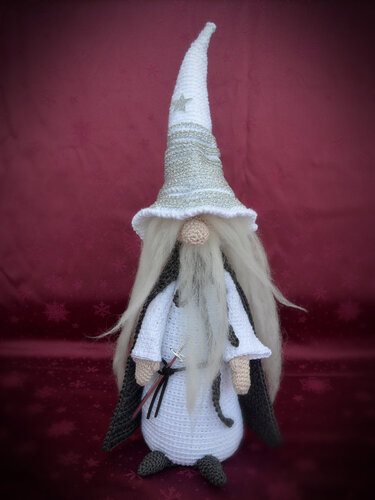 Zauberer mit Umhang und Leuchtstab, Deko Wichtel Magier H&auml;kelanleitung - Häkeln