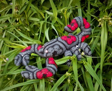 Oskar der Skorpion mit African Flowers Häkelanleitung