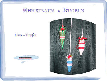 Drei fertige gehäkelte Weihnachtstropfen mit farbigen Streifen, Bändern und kleinen Blüten als Verzierung.