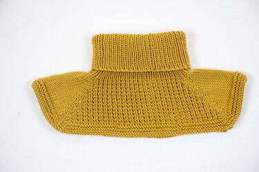 Senfgelber gestrickter Halswärmer mit Rollkragen und Schulterteil