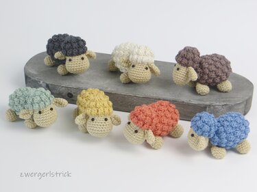 Baby-Mobile 'Flöckchen' - bunte Schäfchen und Wolken häkeln