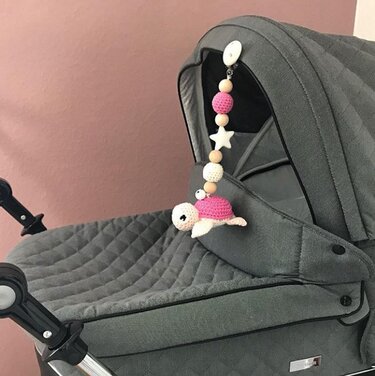 Häkelanleitung Kinderwagenanhänger mit kleiner Schildkröte