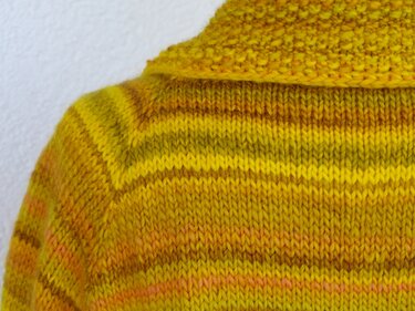 Nahaufnahme gestreiftes Damen-Oberteil in Gelb- und Brauntönen mit strukturiertem Kragen
