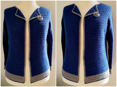 Gehäkelte blaue Damenjacke mit grauer Einfassung und kleiner Blütenapplikation am Kragen auf Schneiderpuppe, Vorderansicht