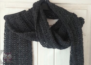 Langer gehäkelter Schal mit Netzmuster dunkelgrau