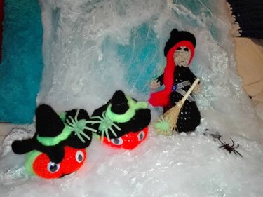 Gehäkelte Hexenpuppe mit rotem Schal, Besen und zwei Kürbis-Amigurumi mit Hexenhüten