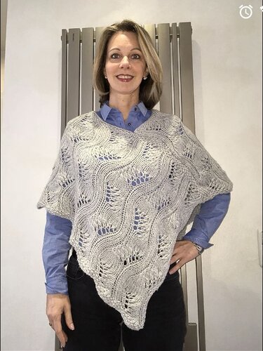Eleganter Damen-Poncho mit Wellen - Stricken