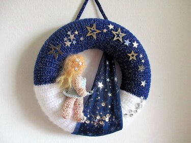 Handgehäkelter dunkelblauer und weißer Kranz mit Sternen, Pailletten und kleiner Puppe