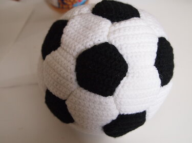 Gehäkelter Amigurumi-Fußball schwarz-weiß, Nahaufnahme der Maschen und Nähte