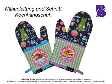 Zwei farbenfrohe Ofenhandschuhe mit Küchenmotiven, kariertem Bündchen und dekorativen Zierstreifen