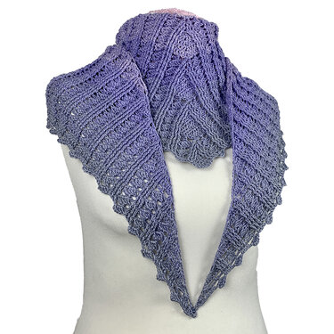 Lila gehäkeltes Dreieckstuch mit Zackenrand auf weißer Büste drapiert