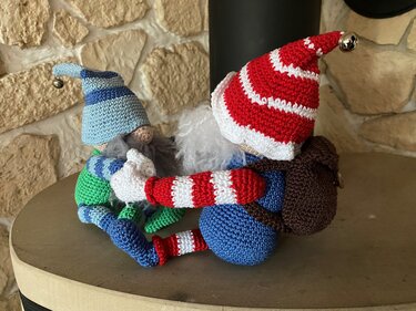 2 Weihnachtswichtel als Kanten- oder Schrankgucker - Häkeln