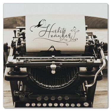 Vintage-Schreibmaschine mit Papier und Plottmotiv ‚Herbstzauber‘, Vogel und Beerenzweigen.