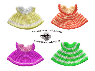Vier gehäkelte Mini-Kleidchen in Gelb, Orange, Pink und Grün auf weißem Hintergrund