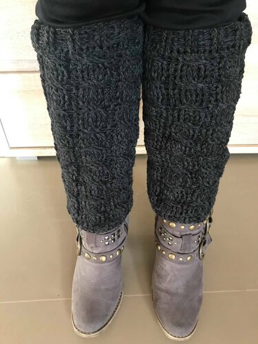 Dunkelgraue gehäkelte Beinstulpen über Stiefeletten