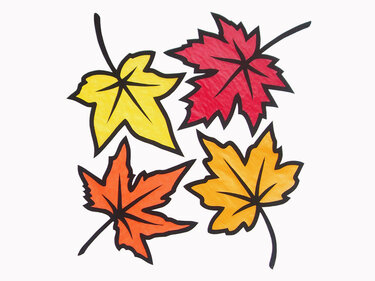 Vier ausgeschnittene Papierblätter in Herbstfarben mit schwarzer Kontur als Bastelvorlage