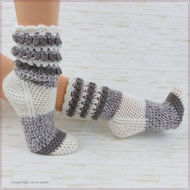 Zweifarbige gehäkelte Socken in Grau und Creme mit gerüschtem Schaft