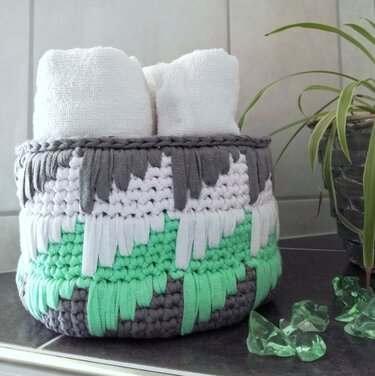 Pattern basket with spike stitch - Crochet