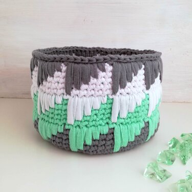 Pattern basket with spike stitch - Crochet