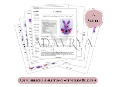 Gedruckte mehrseitige Häkelanleitung und fertige lila Amigurumi-Fledermaus mit roten Flügeln und Mond-Symbol