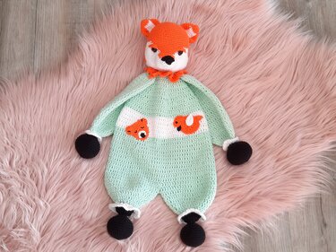 Gehäkeltes Schmusetuch mit orangefarbenem Fuchs-Kopf, mintgrünem Körper und schwarzen Bommeln