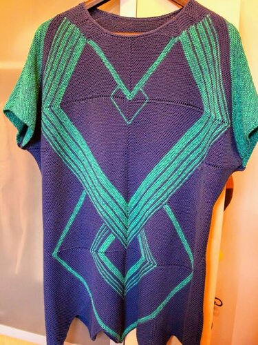 Navy knitted tunic with teal geometric pattern, short sleeves and round neck.