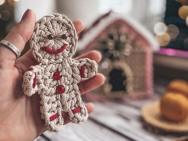 Gingerbread man ornament free crochet pattern PDF and video tutorial