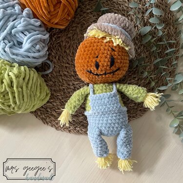 Crochet pattern gardener Rosalie & scarecrow ScroOwy - english PDF
