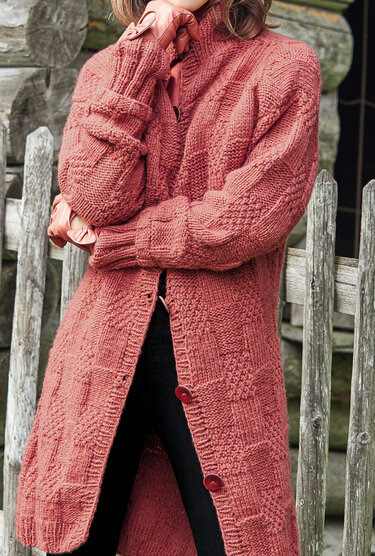 Lange gestrickte Damenjacke in rostrosa mit Knopfleiste und hohem Kragen