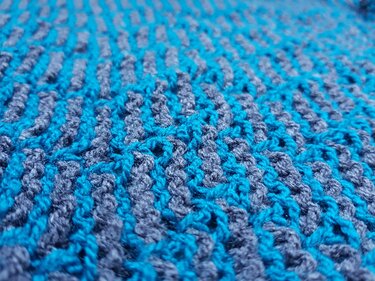 Gestricktes Rippenmuster in Blau und Grau, Nahaufnahme