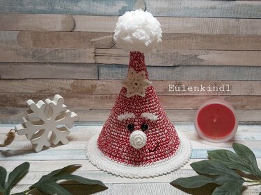 Gehäkelte rote Weihnachtsmütze mit weißem Bommel, Stern und Gesicht