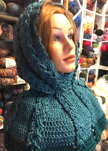 Kapuzenloop/ Scoodie  "Lizzy"  mit 9 gehäkelten Zöpfen - Häkeln