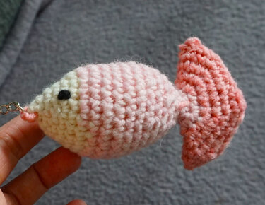 Crochet pattern: fish keychain!
