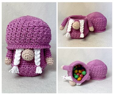 Collage: lila gehäkeltes Wichtel-Utensilo mit abnehmbarer Mütze, weißen Zöpfen und beigefarbener Nase; geöffnet mit bunten Schokolinsen