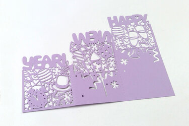 Lila aufklappbare Grußkarte mit filigranen Party-Motiven: Uhr, Hüte, Luftballons und Sektgläser