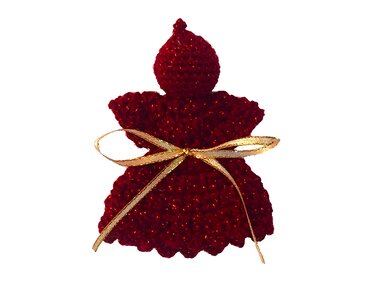 Gehäkelter roter Engel mit Glitzergarn und goldener Schleife