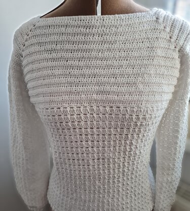 Weißer gehäkelter Damenpullover mit Rippen- und Waffelmuster auf Schneiderpuppe