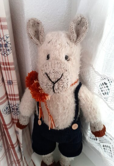 Lama Herbert - Knitting