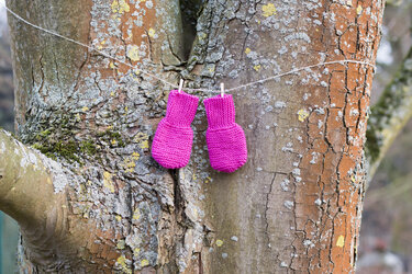 Babyhandschuhe stricken - genial einfach ohne Nadelspiel!