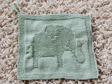 Mintfarbenes gestricktes Quadrat mit Elefanten-Relief und Aufhängeschlaufe