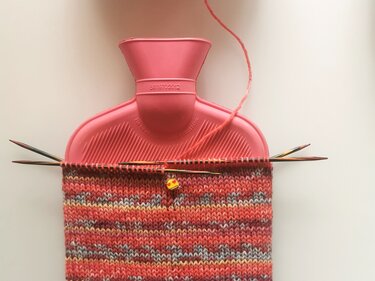 Wärmflaschenbezug stricken mit Sockenwolle