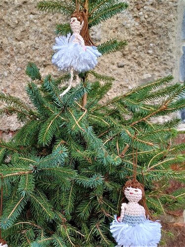 Zwei gehäkelte Ballerina-Puppen mit flauschigen Tutus am Tannenbaum
