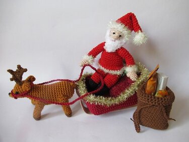 Häkelanleitung Weihnachtsmann mit Schlitten und Rentier