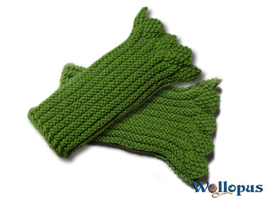 Grüne gestrickte fingerlose Armstulpen mit Rippmuster und gezackter Kante