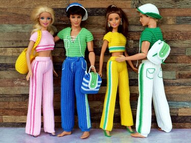 Vier Puppen tragen schnell gehäkelte Outfits: Croptops, weite Hosen, Mützen und Taschen in leuchtenden Farben