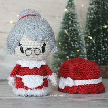 Gehäkelte Weihnachtsdame Amigurumi mit grauem Dutt und abnehmbarer roter Mütze