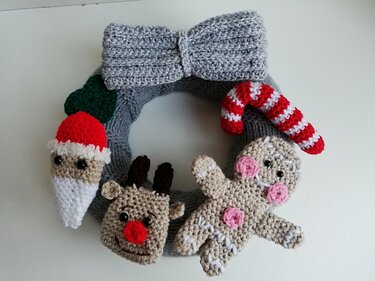 Grau gehäkelter Türkranz mit Schleife, Nikolaus, Rentier, Lebkuchenmann und Zuckerstange