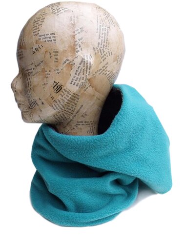 Türkiser Fleece-Schlauchschal auf einer Schaufensterpuppe vor weißem Hintergrund.