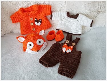 Gehäkeltes Amigurumi-Puppenoutfit mit Fuchs-Mütze, Jacke, Latzhose und Booties in Orange, Braun und Weiß